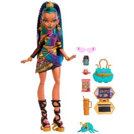 Monster High Jdr48 Muñeca Nefera De Nile, Momia Elegante Aterradora con Mascota Escarabajo Lavish, Vestido Cruzado y Accesorios Mattel