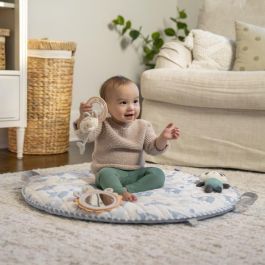Ingenuity ING17412 - Alfombra de Juego Plegable de Elefante con Cojín Reversible, Arco de Madera y Juguetes Sensoriales para Bebés