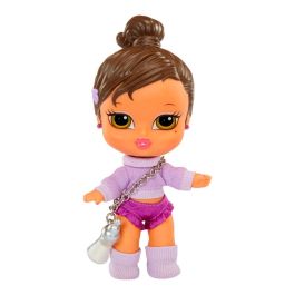 MGA Muñeca Bratz Yasmin Babyz Runwayz, jersey lavanda, pantalones cortos y calcetines, edad +6 años