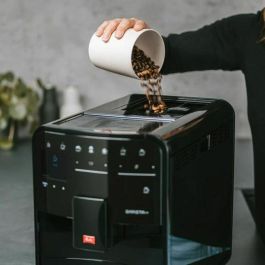 Melitta Barista SE F830-003 Cafetera Automática con Molinillo 1450 W Negra, 18 Recetas Preprogramadas, Pantalla TFT, Depósito 1.8L