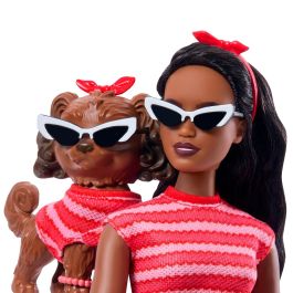 Barbie Jfp37 Muñeca Twinning Looks Afroamericana con Perro y Accesorios (gafas, lazos, pulseras, cámara, collar, correa)