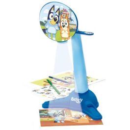 Educa Proyector Bluey con Lámpara LED, 40 Diapositivas, 4 Ceras y 1 Lápiz (5-9 Años)
