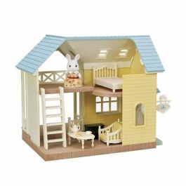 Sylvanian Families SYL5054131056714 La Cabaña con Cofre de Techo Azul Juguete para Niños a partir de 5 Años con Muebles Incluidos