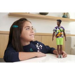 Mattel Muñeco Ken Fashionista A la Última Moda - Modelos Surtidos Aleatorios (Edad 3+ Años)