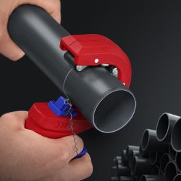 Knipex 90 23 01 BK Cortatubos para Plástico y Acero, Diámetro de Corte hasta 50 mm, Color Azul/Rojo