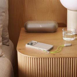 Beats MGTN4LL/A Funda Kickstand con MagSafe para iPhone 17 Pro, con Control de Cámara, Color Cal/Piedra