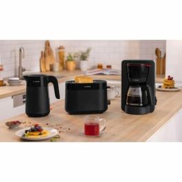 Bosch Hervidor TWK2M163 MyMoment Negro mate con indicador de taza y nivel de agua visible en el mango