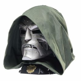 Hasbro Marvel Legends Casco Premium Doctor Muerte para Roleplay, Escala 1:1, Incluye Capucha y Base de Exhibición, Réplica de Cómic