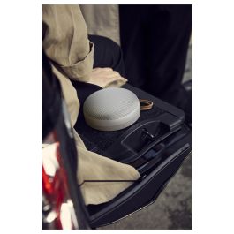 Bang & Olufsen Beosound A1 2.ª Generación Altavoz Bluetooth Inalámbrico, Gris Mist, IP67 Resistente, Alexa Integrada, 48h Autonomía, USB-C, Sonido 2 Vías