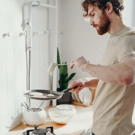 GSW 456715 Crepera de Aluminio 26 cm con Espátula, Exterior Silicona Roja, Para Todo Tipo de Fuegos Incluida Inducción