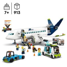 LEGO 60367 City Avión de Juguete con Autobús del Aeropuerto, Remolcador, Camión de Equipaje y 9 Minifiguras