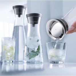 WMF 0617726040 Basic. Jarra de agua de cristal de 1.5 L. Colores: negro y transparente. Ideal para mesa.