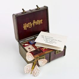 THE CARAT SHOP Calendario de Adviento Harry Potter Hogwarts Baúl Vintage con Accesorios y Joyas Sorpresa