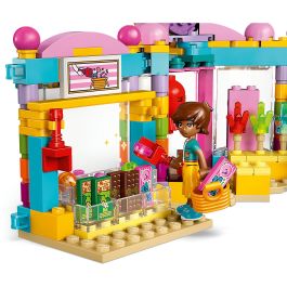 LEGO 42649 Tienda de Golosinas Heartlake City Friends, Set de Construcción con Minipersonajes y Gato para Niñas +6 Años