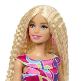Barbie HRH20 Muñeca Fashionista Vestido Colores Estampado Llamativo, Pelo Largo Ondulado Rubio, Accesorios. 65 Aniversario