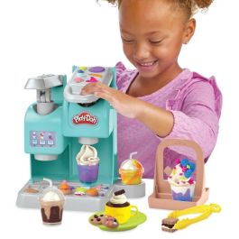 Hasbro F5836 Play-Doh Super Cafetería de Juguete con 8 botes plastilina y 20 accesorios para crear bebidas y postres, Edad +3 años