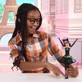 Bandai BAN3701405822941 Muñeca Miraculous: Mariquita Transformable 26 cm con Cambio de Ropa