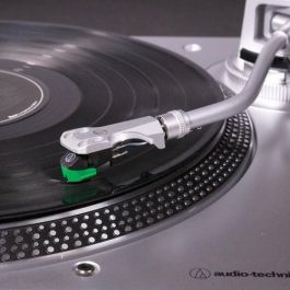 Audio-Technica AT-LP120X Tocadiscos de tracción directa manual plata con velocidades 33 45 78 RPM