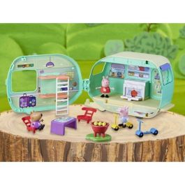 Hasbro HAS5010996214911 Peppa Pig La Caravana de Peppa con 3 figuras y 6 accesorios, Juguete Preescolar +3 años Hasbro HAS5010996214911 Peppa Pig La Caravana de Peppa con 3 figuras y 6 accesorios, Juguete Preescolar +3 años