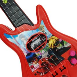 Microfono de pie con amplificador y guitarra lady bug