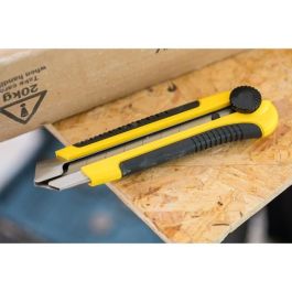 Stanley Cortadora de Cuchilla de 25 mm Bimaterial Dynagrip con Bloqueo por Rueda Dentada y Cuchilla de 7 Segmentos para Corte Preciso