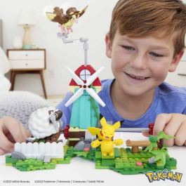 Mattel Mega Construx Figura de Acción de Pikachu, Pidgey y Wooloo con Molino de Viento Movible y 240 Piezas para Niños Mayores de 7 Años