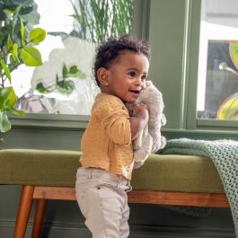 Ingenuity ING0074451173088 Luz de noche para bebé, Conejito Sylvie de peluche, Responde al llanto, Musical, Ruido blanco y Clip chupete