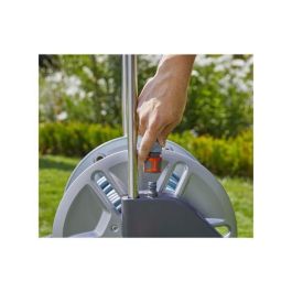 Gardena Carrete de manguera AquaRoll M con ruedas de metal, manguera Clásica 25m 15mm, tambor metálico, Kick&Stand, antigoteo, resistente a heladas