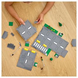 LEGO 60304 Intersección para montar, Juego de Construcción de Ciudades con Paneles y Carreteras para Montar