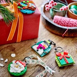 LEGO 40744 Selección de Adornos Navideños para Construcción Infantil – Incluye Papá Noel – Para Niños 6+ Años