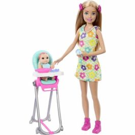 Barbie Htk35 Muñeca Skipper Niñera con Bebé y Trona, Incluye Cuchara Mágica y Accesorios de Comida para Jugar a Darle de Comer