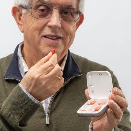 Innovagoods Pastillero inteligente electrónico con reloj, alarma y cronómetro, 4 compartimentos hermético, tamaño bolsillo