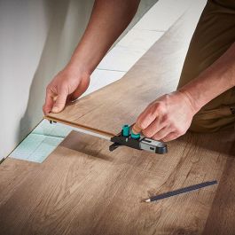 Wolfcraft Ajustador de laminado 6952000 para tarima, alinea y corta con precisión, ancho hasta 235 mm