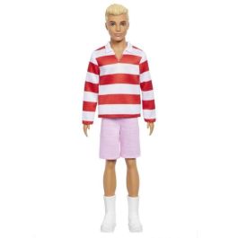 Barbie Hyv01 Muñeco Ken Fashionista con Polo Rayas, Pantalón Corto Rosa y Zapatillas Blancas