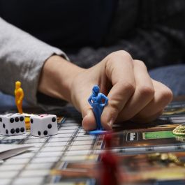 Hasbro Gaming HAS5010994207205 Cluedo Classic Refresh Juego de mesa de estrategia, nueva versión para +8 años