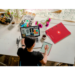 Antartik Carpeta con recambio A4 cuadro 5mm forrada 4 anillas 25mm redondas color frambuesa