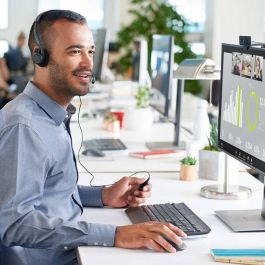 Logitech C920s Webcam HD Pro para Videoconferencias y Streaming, con Autoenfoque, Micrófonos Duales, RightLight 2 y Obturador de Privacidad