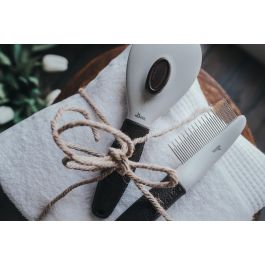 Hunter Cepillo Autolimpiable Talla S con Botón Integrado para Retirar Pelo Muerto, Empuñadura Ergonómica Marrón para Perros.