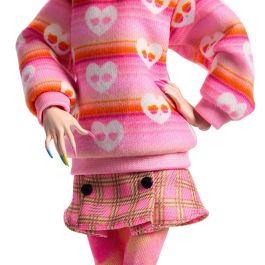 Monster High Hxj05 Muñeca Enid Sinclair, vibrante compañera de Miércoles con mechas de colores, garras de loba y zapatillas amarillas.