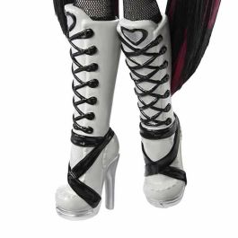 Monster High Muñeca Draculaura Colección Reel Drama. Diseño en Blanco y Negro, Juguete para Niñas y Niños. Edad Mínima Recomendada: 6 Años.