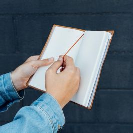 ERIK Cuaderno de Viaje Pink Floyd con 2 Cuadernillos Recargables, 19.5x12cm, Hojas Bullet y Líneas, Tapa Blanda de PU, Bolsillo y Tarjetero