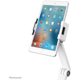 Neomounts DS15-545WH1 Soporte de tablet universal con movimiento completo y abrazadera de escritorio para tablets de 4.7"-12.9", blanco