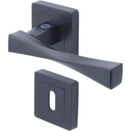 YALE YPP7-V-PC Tirador de Puerta Cuadrado 7 negro Modelo Verona con Llave de Paso Precio: 39.95000009. SKU: B13DZ4HW4A