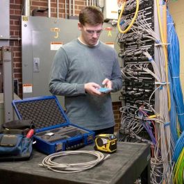 Brady M211 Impresora de Etiquetas Industrial para Móvil con Conexión Bluetooth Rápida, 300 Etiquetas/Carga, App Express Labels