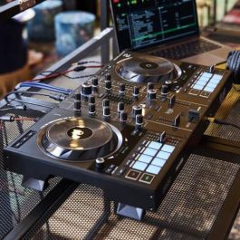 Hercules Inpulse 500 DVS Sistema de vinilo digital para scratch digital Negro, Compatible con Mac/Windows, Incluye Serato DJ Lite y DJUCED, Ref. 4780909