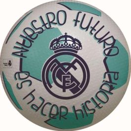 Real Madrid Pelota de Juguete para Niños, con un Peso de 220 Gramos y 180 mm de Diámetro, Recomendada a partir de 3 Años Precio: 4.68999993. SKU: B1HTZ7X9MX