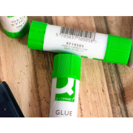 Q-connect Pegamento en Barra 20 gr, 90% Natural, Adhesivo de Alta Calidad para Papel y Cartón