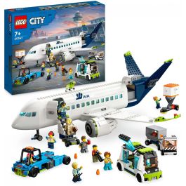 Lego 60367 Avión de Pasajeros City Exploration Juguete con Remolcador, Autobús y 9 Minifiguras - Para Mayores de 7 Años