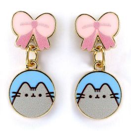 THE CARAT SHOP Pendientes Colgantes de Pusheen con Lazos Rosas y Acabado Dorado, de Aleación de Zinc