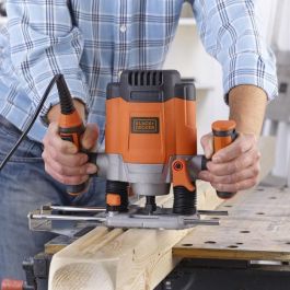 Black + Decker KW1200E-QS Enrutador 1200W para Madera, Velocidad Variable, Ajuste Micrométrico, Extracción de Polvo y 7 Accesorios Black + Decker KW1200E-QS Enrutador 1200W para Madera, Velocidad Variable, Ajuste Micrométrico, Extracción de Polvo y 7 Accesorios